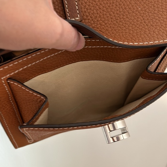 Dooney &Bourke crossbody bag. Great condition long strap that can shorten. - Picture 6 of 7